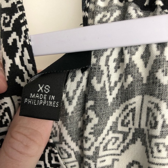 iZ Byer Women's Aztec/Tribal/Patterned White and Black Flowy Boho Tank XS - Picture 4 of 7